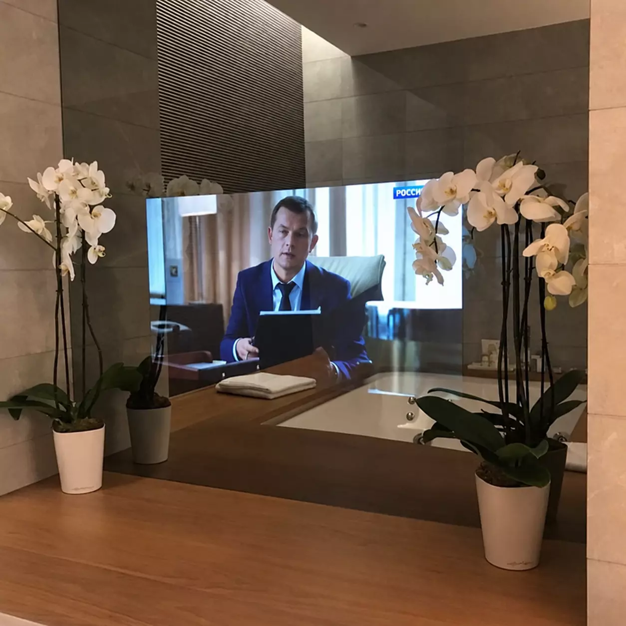 Телевизор Burg&Glass в зеркале ванной комнаты Maybach Suite
