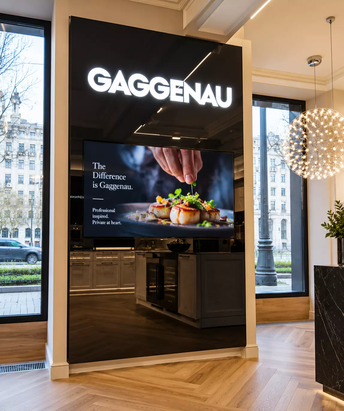 Экран Burg&Glass в чёрном стекле московского шоурума Gaggenau