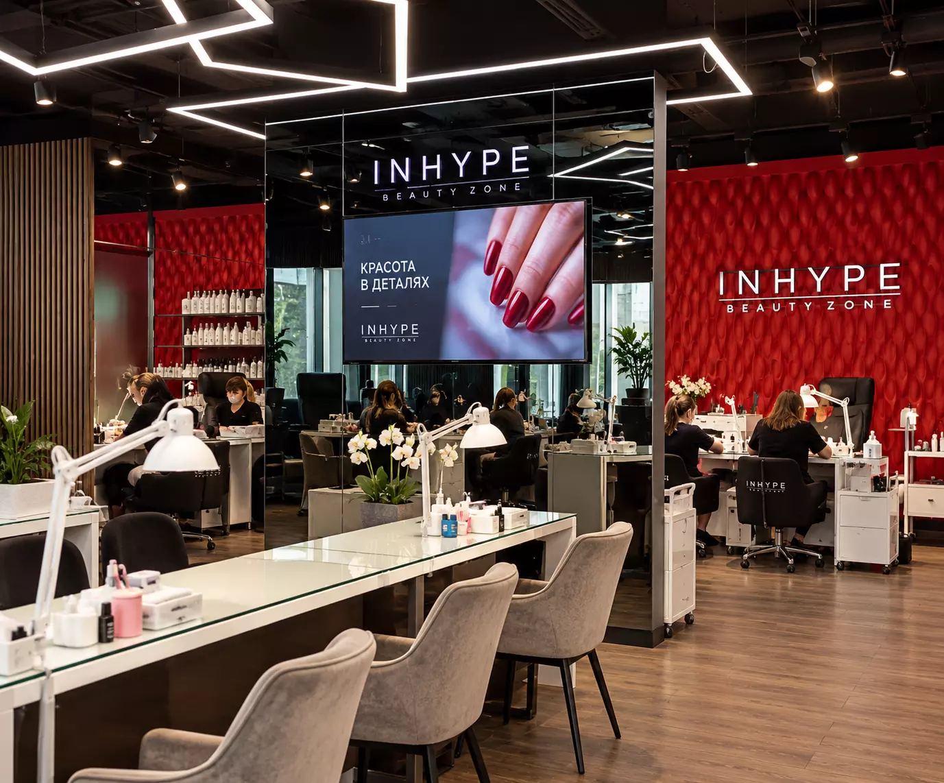 Экран Burg&Glass, интегрированный в графитовое зеркало INHYPE Beauty Zone