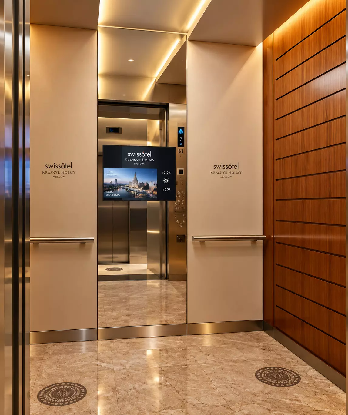 Информационный экран Burg&Glass в лифте Swissôtel Красные Холмы